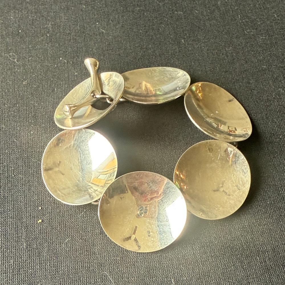 Chic Silver Disc Bracelet - Picture 5 of 11